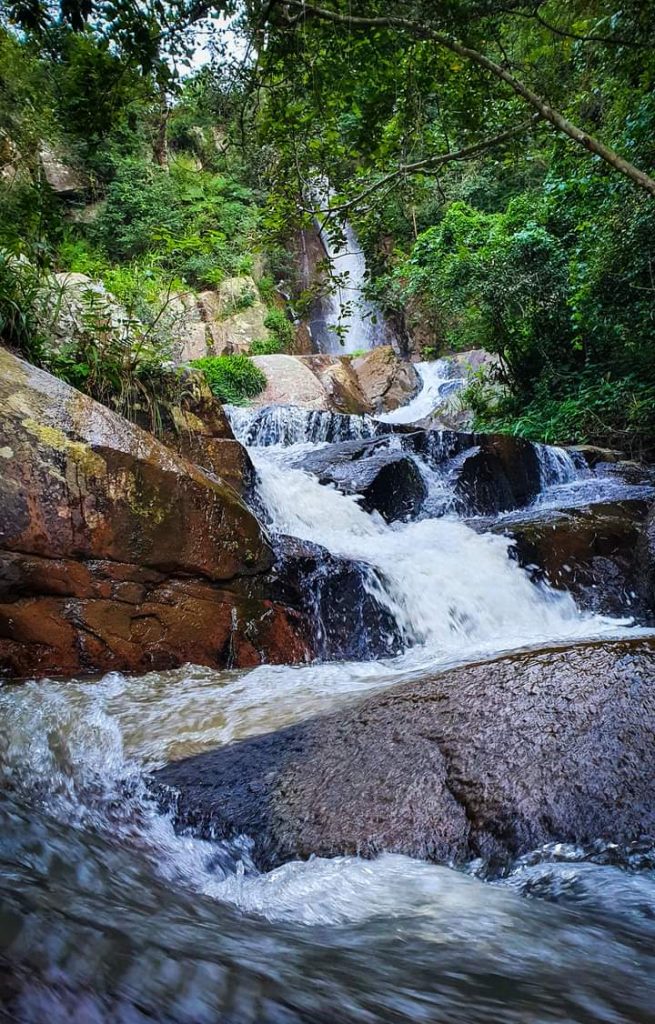 pristine-waterfalls-on-the-Amatata-Adventures-hike-around-Maphepetheni-655×1024